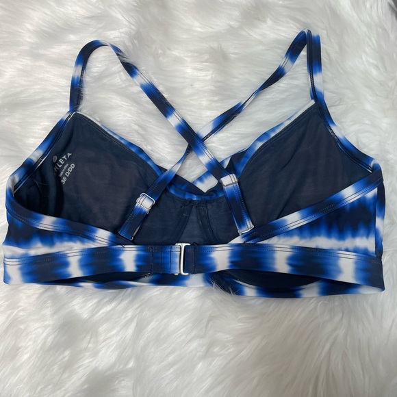| Athleta | swim top. 36 D/DD. - Picture 2 of 3